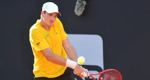 João Fonseca estreia em Wimbledon nesta segunda-feira (29) contra Roberto Bautista Agut. Veja o horário, onde assistir ao vivo e detalhes da partida.