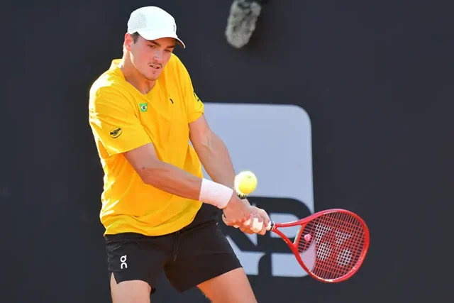 João Fonseca estreia em Wimbledon nesta segunda-feira (29) contra Roberto Bautista Agut. Veja o horário, onde assistir ao vivo e detalhes da partida.