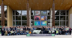 A Renault Geely do Brasil confirma a produção nacional do Geely EX2 no Complexo Ayrton Senna. Hatch elétrico foi um dos veículos mais vendidos do mundo e reforça os investimentos da marca no Brasil.