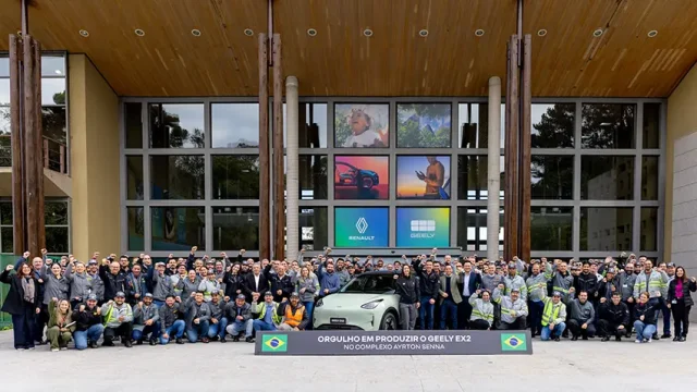 A Renault Geely do Brasil confirma a produção nacional do Geely EX2 no Complexo Ayrton Senna. Hatch elétrico foi um dos veículos mais vendidos do mundo e reforça os investimentos da marca no Brasil.