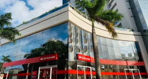 Santander abre inscrições para programa global de trainee com salário de R$ 9 mil. Selecionados terão experiências internacionais e mentorias globais.
