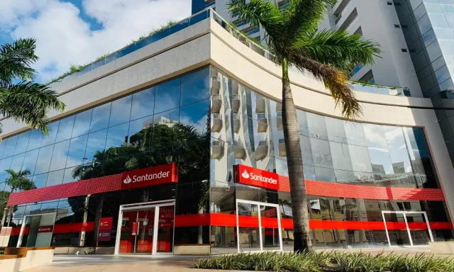 Santander lança programa global de trainee com salário de R$ 9 mil e experiência internacional Santander abre inscrições para programa global de trainee com salário de R$ 9 mil. Selecionados terão experiências internacionais e mentorias globais.