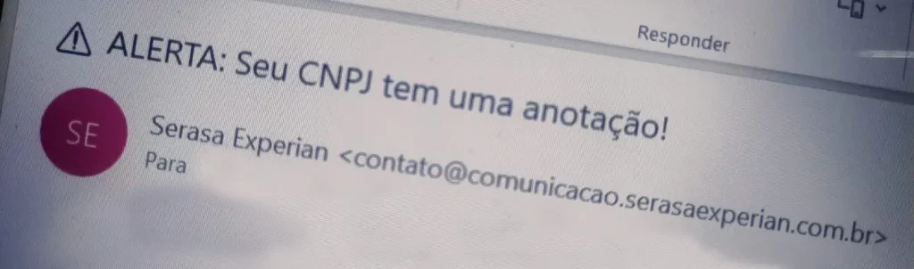 Serasa enviou e-mail falso alertando sobre negativação de CNPJ e ofereceu assinatura com desconto. Empresa admitiu o erro, mas empreendedores suspeitam de prática enganosa.