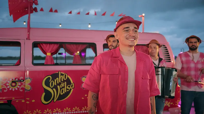 Sonho de Valsa lança ação especial em Recife com João Gomes e a Kombi do Amor. Campanha leva declarações reais às ruas e reforça conexão da marca com a cultura brasileira.