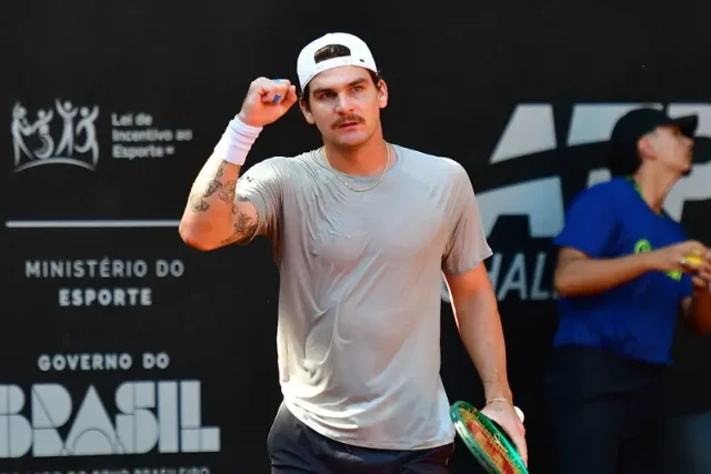 Brasileiro derrota o argentino Juan Manuel La Serna e decide o título do ATP Challenger 50 contra Gonzalo Villanueva neste domingo.