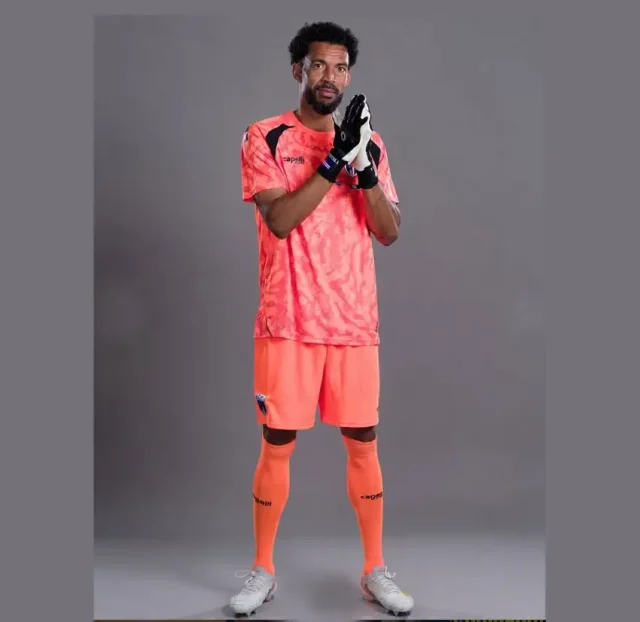 Vozinha ultrapassa gigantes do futebol brasileiro e vira fenômeno global após campanha da CazéTV Conhecido como Vozinha, o goleiro cabo-verdiano saltou de 50 mil para mais de 2,5 milhão de seguidores após campanha espontânea liderada por Luís Felipe Freitas durante transmissão da Copa.