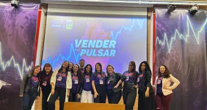 Yázigi Aracaju ganha destaque na Convenção Nacional da rede Yázigi. Consultor de vendas Natanael recebe prêmio Top de Vendas 2026 por desempenho em matrículas.
