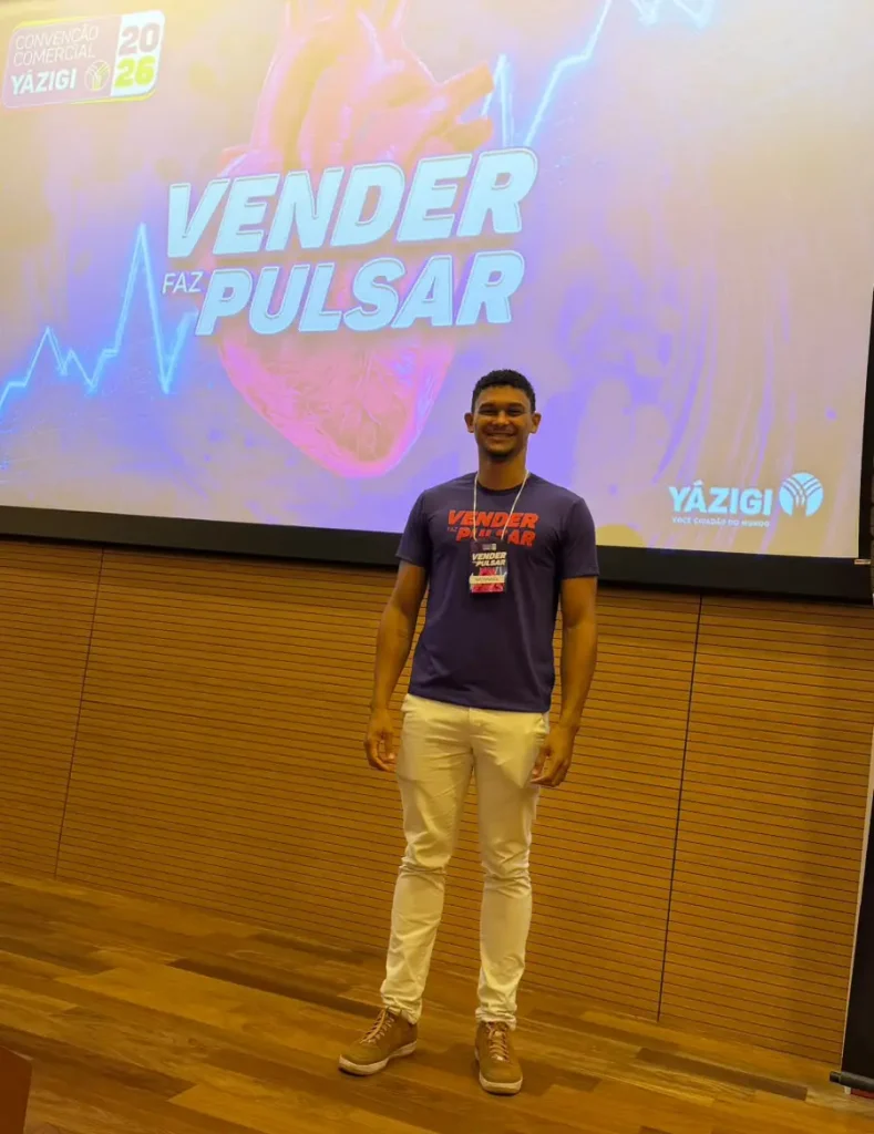 Yázigi Aracaju ganha destaque na Convenção Nacional da rede Yázigi. Consultor de vendas Natanael recebe prêmio Top de Vendas 2026 por desempenho em matrículas.