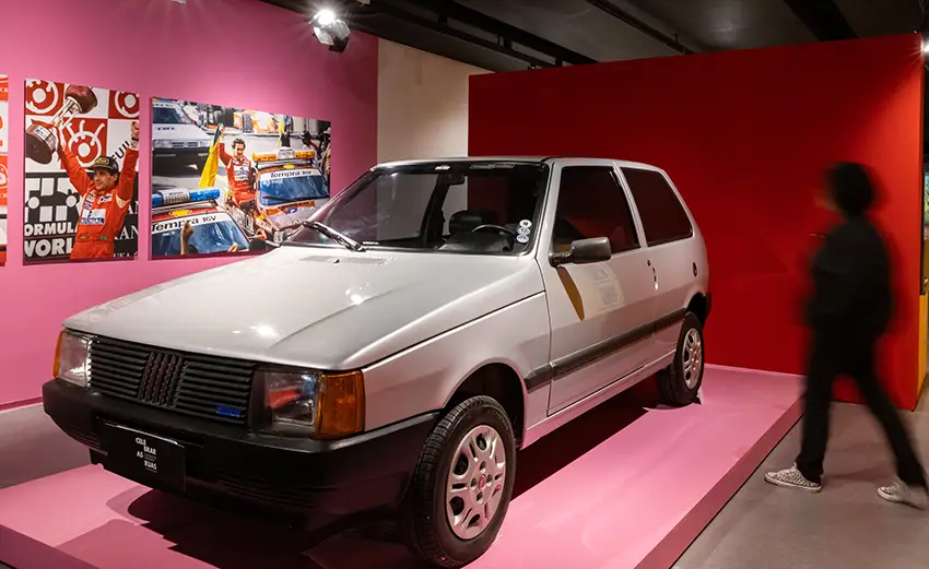 Casa Fiat de Cultura inaugura exposição inédita que celebra os 50 anos da Fiat no Brasil com mais de 250 peças, arte, moda e automóveis históricos.