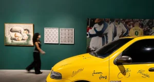 Casa Fiat de Cultura inaugura exposição inédita que celebra os 50 anos da Fiat no Brasil com mais de 250 peças, arte, moda e automóveis históricos.