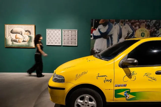 Casa Fiat de Cultura inaugura exposição inédita que celebra os 50 anos da Fiat no Brasil com mais de 250 peças, arte, moda e automóveis históricos.