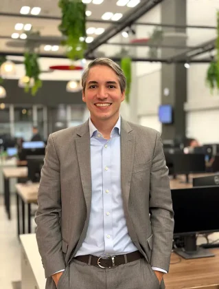 A EVEO reorganizou sua opera&ccedil;&atilde;o comercial para ampliar a atua&ccedil;&atilde;o em private cloud e infraestrutura de intelig&ecirc;ncia artificial. Com investimento de R$ 100 milh&otilde;es da XP Asset, a empresa mira R$ 500 milh&otilde;es em receita at&eacute; 2030.
