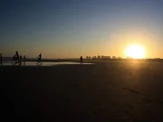 Aracaju proíbe publicidade de bets Aracaju proibiu a publicidade de plataformas de apostas esportivas em espaços públicos e engenhos publicitários. A medida foi anunciada pela prefeita Emília Correia e oficializada pelo Decreto nº 8.740.