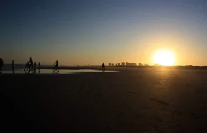 Aracaju proíbe publicidade de bets Aracaju proibiu a publicidade de plataformas de apostas esportivas em espaços públicos e engenhos publicitários. A medida foi anunciada pela prefeita Emília Correia e oficializada pelo Decreto nº 8.740.