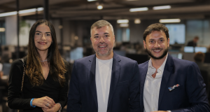Agência amplia atuação consultiva diante da internalização das equipes de marketing e reposiciona seu papel em um mercado cada vez mais orientado por dados, tecnologia e decisões estratégicas.