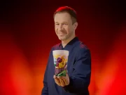 McDonald’s transforma pausas para hidratação da Copa em ação promocional com Tiago Leifert O McDonald's lança ação inédita com Tiago Leifert durante as pausas para hidratação da Copa do Mundo FIFA 2026™ no SBT e apresenta os novos Copos Lendários da Copa.
