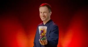 O McDonald's lança ação inédita com Tiago Leifert durante as pausas para hidratação da Copa do Mundo FIFA 2026™ no SBT e apresenta os novos Copos Lendários da Copa.