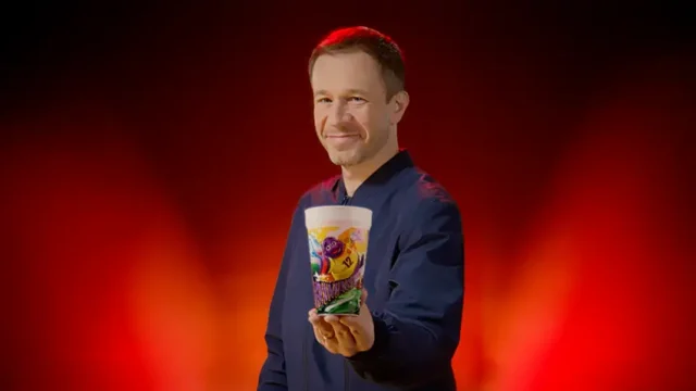 McDonald's cria ação inédita com Tiago Leifert nas pausas para hidratação da Copa do Mundo O McDonald's lança ação inédita com Tiago Leifert durante as pausas para hidratação da Copa do Mundo FIFA 2026™ no SBT e apresenta os novos Copos Lendários da Copa.