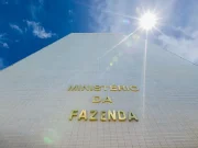 Ministério da Fazenda obriga alerta em publicidade de bets Ministério da Fazenda anuncia novas regras para publicidade de bets, com alertas obrigatórios, proibição de mensagens enganosas e multas de até R$ 14 milhões.
