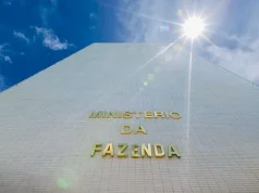 Ministério da Fazenda obriga alerta em publicidade de bets Ministério da Fazenda anuncia novas regras para publicidade de bets, com alertas obrigatórios, proibição de mensagens enganosas e multas de até R$ 14 milhões.
