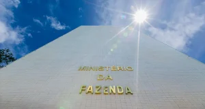 Ministério da Fazenda anuncia novas regras para publicidade de bets, com alertas obrigatórios, proibição de mensagens enganosas e multas de até R$ 14 milhões.