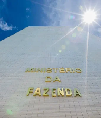 Ministério da Fazenda obriga alerta em publicidade de bets Ministério da Fazenda anuncia novas regras para publicidade de bets, com alertas obrigatórios, proibição de mensagens enganosas e multas de até R$ 14 milhões.