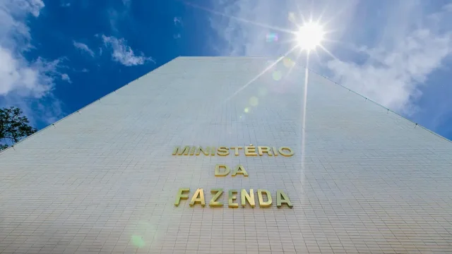 Ministério da Fazenda obriga alerta em publicidade de bets Ministério da Fazenda anuncia novas regras para publicidade de bets, com alertas obrigatórios, proibição de mensagens enganosas e multas de até R$ 14 milhões.
