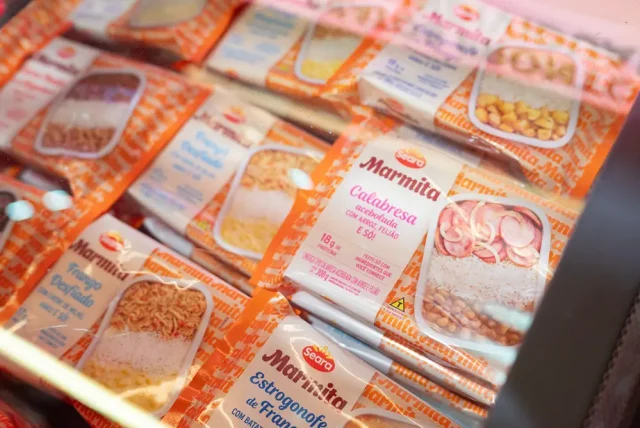Seara estreia no mercado de marmitas com refeições prontas clean label e mira setor de R$ 12 bilhões, impulsionado pelo crescimento do consumo de comida caseira.