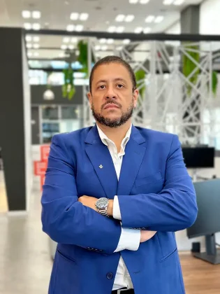 A EVEO reorganizou sua opera&ccedil;&atilde;o comercial para ampliar a atua&ccedil;&atilde;o em private cloud e infraestrutura de intelig&ecirc;ncia artificial. Com investimento de R$ 100 milh&otilde;es da XP Asset, a empresa mira R$ 500 milh&otilde;es em receita at&eacute; 2030.