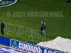Marca instalou placa no túnel onde zagueiro do Coritiba caiu durante comemoração de gol e transformou episódio em ação de marketing.