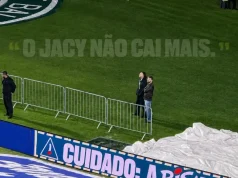 Marca instalou placa no túnel onde zagueiro do Coritiba caiu durante comemoração de gol e transformou episódio em ação de marketing.