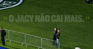 Marca instalou placa no túnel onde zagueiro do Coritiba caiu durante comemoração de gol e transformou episódio em ação de marketing.