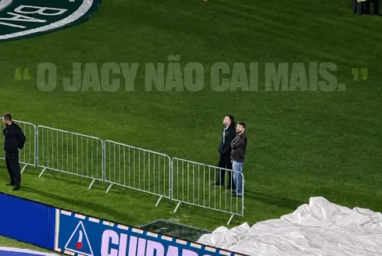 Marca instalou placa no túnel onde zagueiro do Coritiba caiu durante comemoração de gol e transformou episódio em ação de marketing.