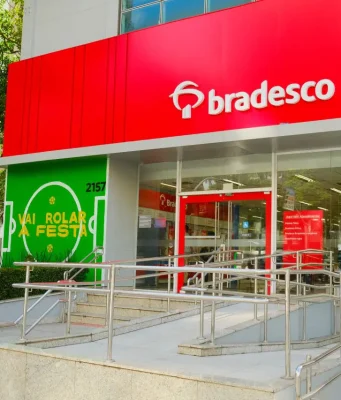 Bradesco fecha quase 100 agências em quatro meses enquanto 99% das transações já são digitais Rede física passou de 1.938 para 1.844 agências entre março e junho de 2026, enquanto 99% das transações já ocorrem em canais digitais.