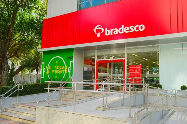 Rede física passou de 1.938 para 1.844 agências entre março e junho de 2026, enquanto 99% das transações já ocorrem em canais digitais.