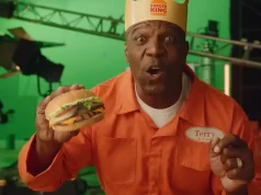 Com dois empregos, Terry Crews apresenta promoção King em Dobro e Shopee Campanha estrelada por Terry Crews é válida até 7 de setembro e oferece cupom Shopee após compra de oferta participante do King em Dobro.