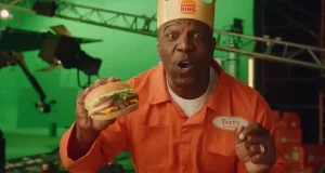 Campanha estrelada por Terry Crews é válida até 7 de setembro e oferece cupom Shopee após compra de oferta participante do King em Dobro.