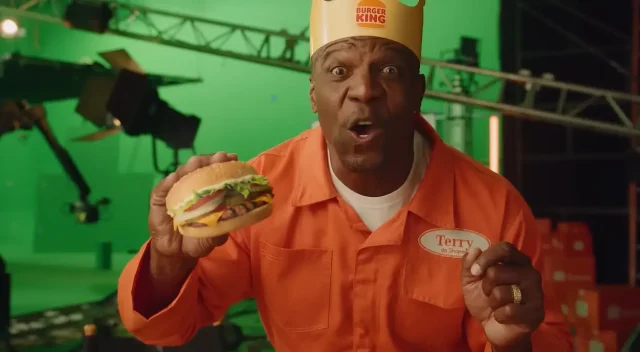 Campanha estrelada por Terry Crews é válida até 7 de setembro e oferece cupom Shopee após compra de oferta participante do King em Dobro.