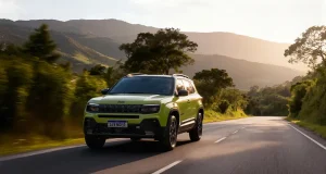 Jeep Avenger chega ao Brasil com sistema MHEV, tecnologia de inteligência artificial com ChatGPT, ADAS e preços a partir de R$ 114.990.