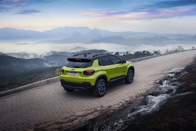 Jeep Avenger chega ao Brasil com sistema MHEV, tecnologia de intelig&ecirc;ncia artificial com ChatGPT, ADAS e pre&ccedil;os a partir de R$ 114.990.