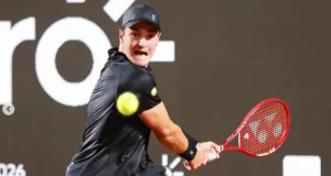 João Fonseca está fora do US Open 2026. Tenista brasileiro anunciou desistência após exames e tratamento para recuperação de lesão no abdômen.
