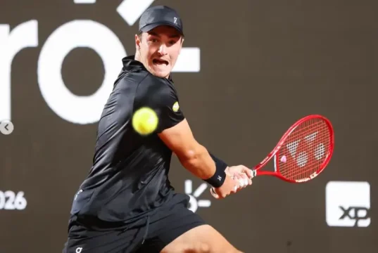 João Fonseca está fora do US Open 2026. Tenista brasileiro anunciou desistência após exames e tratamento para recuperação de lesão no abdômen.