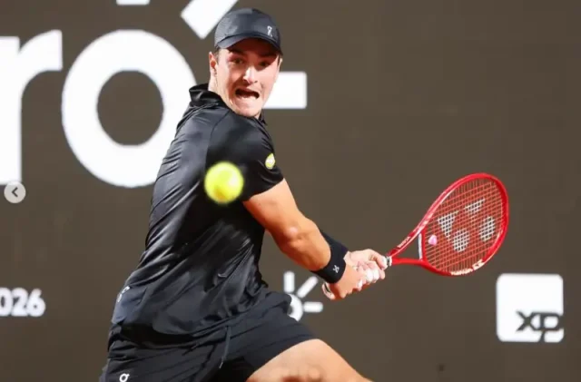 João Fonseca está fora do US Open 2026. Tenista brasileiro anunciou desistência após exames e tratamento para recuperação de lesão no abdômen.