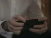 Jogos e produtos digitais reduzem regras ao essencial para se adaptar ao consumo rápido do celular.