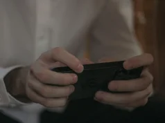 Jogos e produtos digitais reduzem regras ao essencial para se adaptar ao consumo rápido do celular.