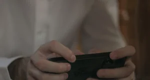 Jogos e produtos digitais reduzem regras ao essencial para se adaptar ao consumo rápido do celular.