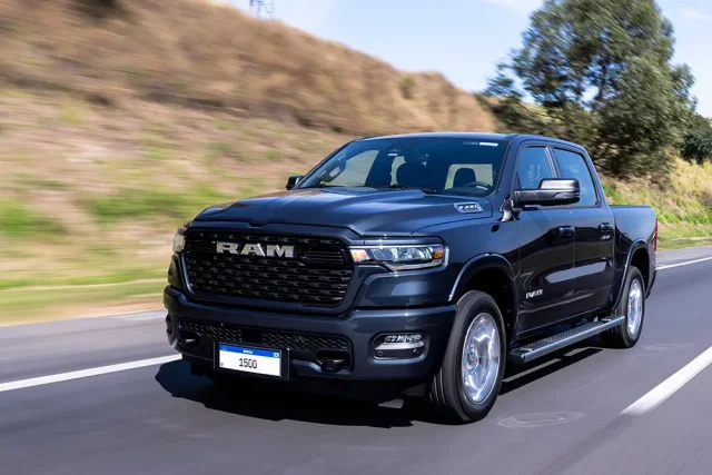 Nova Ram 1500 Big Horn chega ao Brasil por R$ 449.990 com motor de 426 cv e foco em performance premium Nova versão amplia a linha da Ram 1500 com motor Hurricane 6 Biturbo, tecnologia embarcada, pacote ADAS completo e capacidade de reboque de até 4.490 kg.