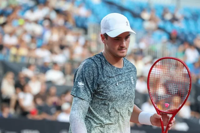 João Fonseca desiste do Masters 1000 de Cincinnati após sentir dores no abdômen. Brasileiro havia vencido a estreia por 6/4 e 7/6.