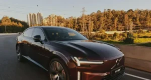 Novo sedã elétrico da Volvo tem bateria de 106 kWh, tecnologia de 800V, carregamento rápido e preço de R$ 659.950.