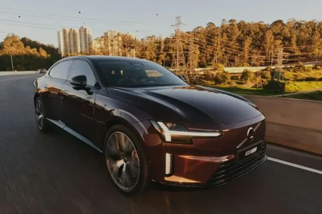 Novo sedã elétrico da Volvo tem bateria de 106 kWh, tecnologia de 800V, carregamento rápido e preço de R$ 659.950.